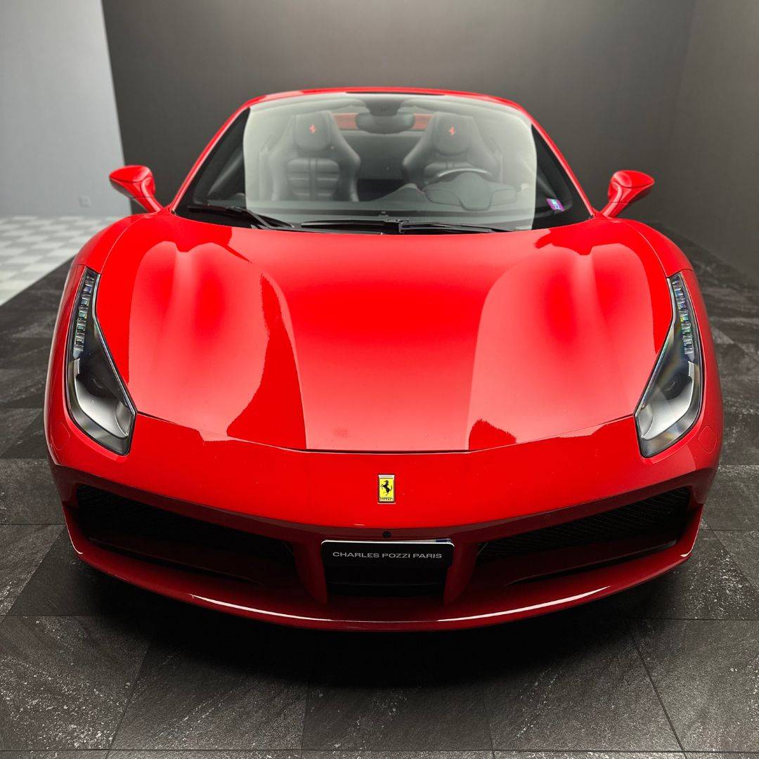 Réparation et repigmentation du cuir sur une Ferrari 488 Spider au Mans (72)