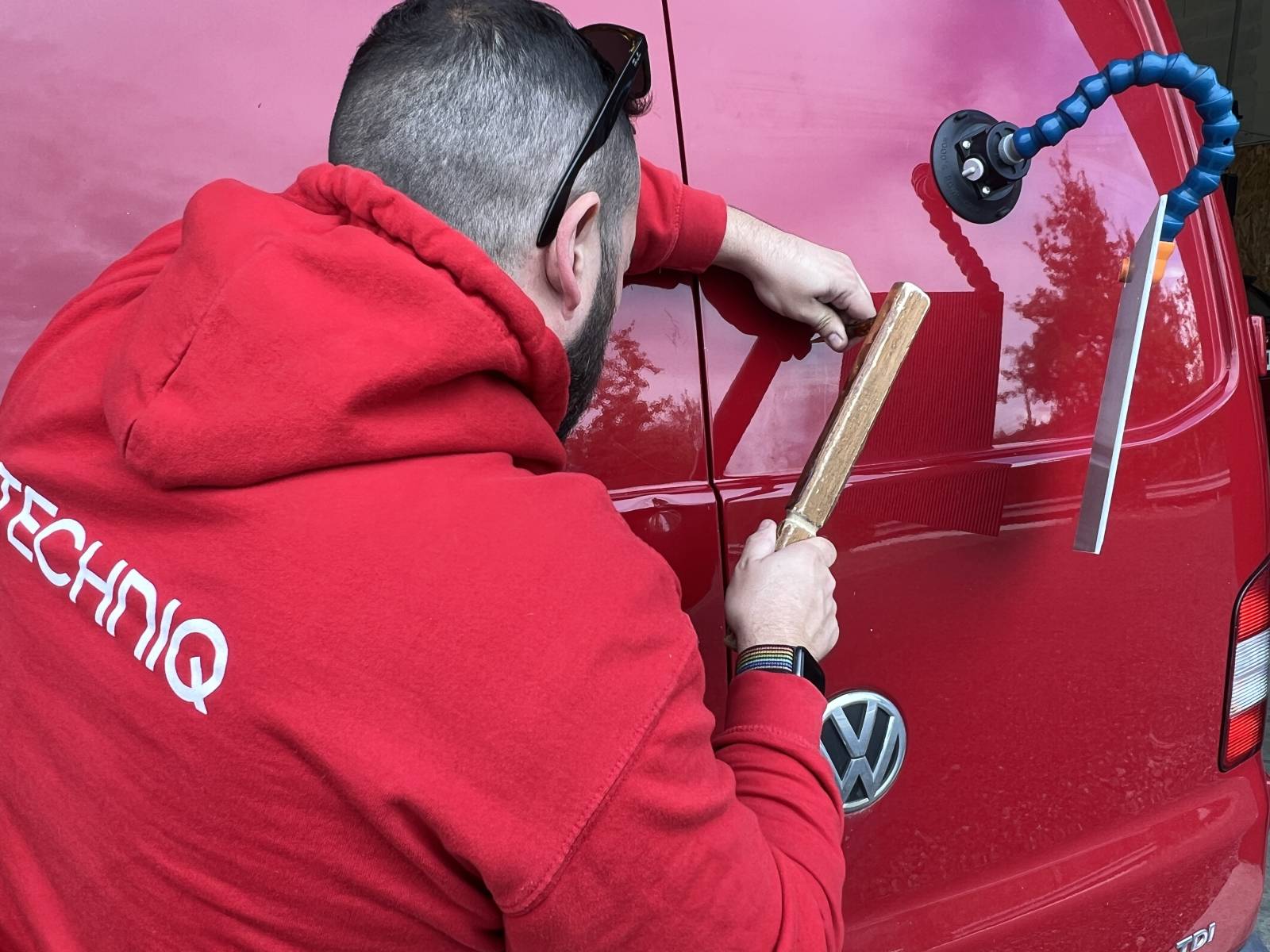 Trouver une entreprise pour effectuer le débosselage sans peinture d’une carrosserie proche du Mans 72